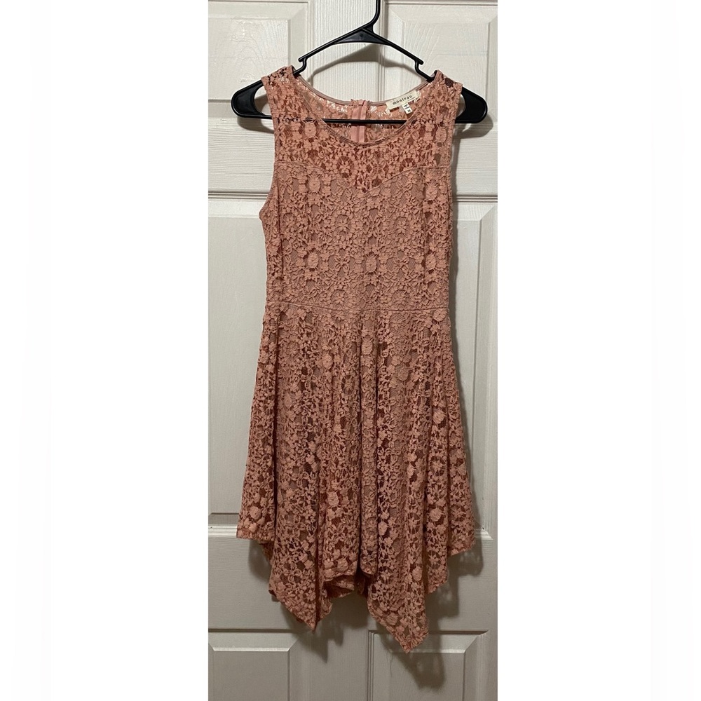 Lace sleeveless dress